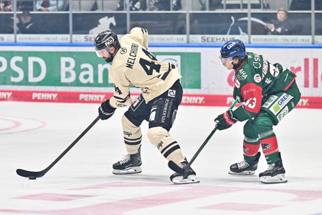 Penny DEL; Augsburger Panther - Grizzlys Wolfsburg, 02.10.2026 AUGSBURG, GERMANY; 02. OCTOBER: im Duell Julian MELCHIORI (Grizzlys Wolfsburg 44) und Tim WOHLGEMUTH (Augsburger Panther 33) während dem Match der Penny DEL zwischen den Augsburger Panthern und den Grizzlys Wolfsburg am 5. Spieltag im Curt Frenzel Stadion Copyright: xBEAUTIFULxSPORTS Goldbergx