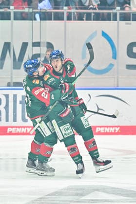 Penny DEL; Augsburger Panther - Grizzlys Wolfsburg, 02.10.2026 AUGSBURG, GERMANY; 02. OCTOBER: Jubel der Panther nach dem Treffer zum 1-0 durch Noel HOEFENMAYER (Augsburger Panther 22) Tor Torschuetze Freude Happy während dem Match der Penny DEL zwischen den Augsburger Panthern und den Grizzlys Wolfsburg am 5. Spieltag im Curt Frenzel Stadion Copyright: xBEAUTIFULxSPORTS Goldbergx