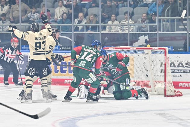 Penny DEL; Augsburger Panther - Grizzlys Wolfsburg, 02.10.2026 AUGSBURG, GERMANY; 02. OCTOBER: der Puck landet hinter Tobias ANCICKA (Augsburger Panther 45) im Netz - der Treffer zum 1-1 der Gäste durch Spencer MACHACEK (Grizzlys Wolfsburg 93) Tor Torschuetze Freude Happy während dem Match der Penny DEL zwischen den Augsburger Panthern und den Grizzlys Wolfsburg am 5. Spieltag im Curt Frenzel Stadion Copyright: xBEAUTIFULxSPORTS Goldbergx