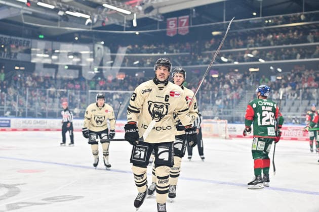Penny DEL; Augsburger Panther - Grizzlys Wolfsburg, 02.10.2026 AUGSBURG, GERMANY; 02. OCTOBER: Jubel der Gäste nach dem Treffer zum 1-1 durch Spencer MACHACEK (Grizzlys Wolfsburg 93) Tor Torschuetze Freude Happy während dem Match der Penny DEL zwischen den Augsburger Panthern und den Grizzlys Wolfsburg am 5. Spieltag im Curt Frenzel Stadion Copyright: xBEAUTIFULxSPORTS Goldbergx