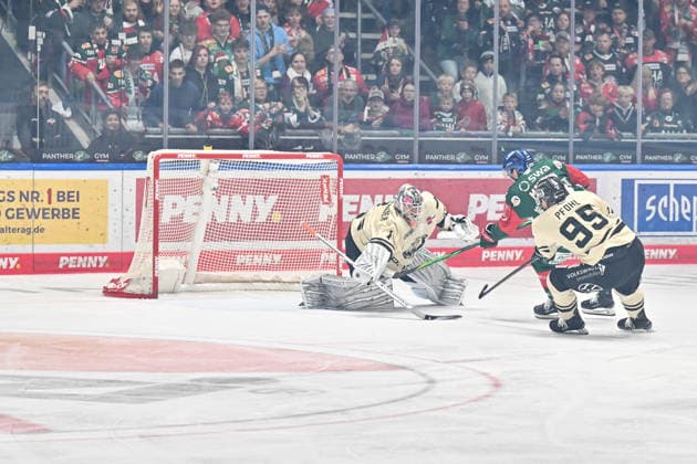 Penny DEL; Augsburger Panther - Grizzlys Wolfsburg, 02.10.2026 AUGSBURG, GERMANY; 02. OCTOBER: in dieser Szene erzielt Kyle MAYHEW (Augsburger Panther 27) den Treffer zum 2-1 Tor Torschuetze Freude Happy während dem Match der Penny DEL zwischen den Augsburger Panthern und den Grizzlys Wolfsburg am 5. Spieltag im Curt Frenzel Stadion Copyright: xBEAUTIFULxSPORTS Goldbergx