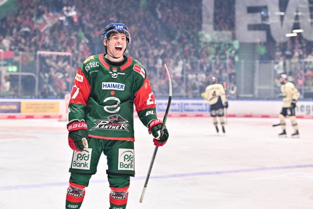 Penny DEL; Augsburger Panther - Grizzlys Wolfsburg, 02.10.2026 AUGSBURG, GERMANY; 02. OCTOBER: Jubel der Panther nach dem Treffer zum 2-1 durch Kyle MAYHEW (Augsburger Panther 27) Tor Torschuetze Freude Happy während dem Match der Penny DEL zwischen den Augsburger Panthern und den Grizzlys Wolfsburg am 5. Spieltag im Curt Frenzel Stadion Copyright: xBEAUTIFULxSPORTS Goldbergx