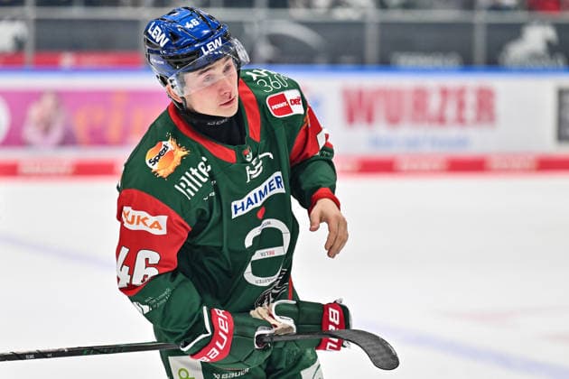 Penny DEL; Augsburger Panther - Grizzlys Wolfsburg, 02.10.2026 AUGSBURG, GERMANY; 02. OCTOBER: der im Gesicht getroffene Moritz ELIAS (Augsburger Panther 46) fährt verletzt vom Eis während dem Match der Penny DEL zwischen den Augsburger Panthern und den Grizzlys Wolfsburg am 5. Spieltag im Curt Frenzel Stadion Copyright: xBEAUTIFULxSPORTS Goldbergx
