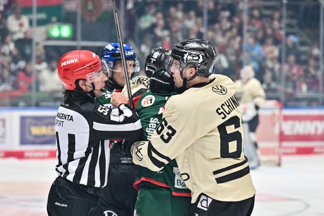 Penny DEL; Augsburger Panther - Grizzlys Wolfsburg, 02.10.2026 AUGSBURG, GERMANY; 02. OCTOBER: im Duell Keaton THOMPSON (Grizzlys Wolfsburg 4), Enrico HENRIQUEZ (Augsburger Panther 52) und Luis SCHINKO (Grizzlys Wolfsburg 63) während dem Match der Penny DEL zwischen den Augsburger Panthern und den Grizzlys Wolfsburg am 5. Spieltag im Curt Frenzel Stadion Copyright: xBEAUTIFULxSPORTS Goldbergx