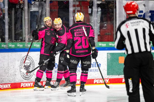 02.10.2026 - Eishockey - Saison 2026 2027 - Penny DEL - Nürnberg Ice Tigers Icetigers - Schwenninger Wild Wings Schwenningen - ThHa - xthxhax - Torjubel, Freude, Jubel Evan Barratt (10, Nürnberg Ice Tigers, NIT ) William Dufour (25, Nürnberg Ice Tigers, NIT ) Ryan Jones (20, Nürnberg Ice Tigers, NIT )