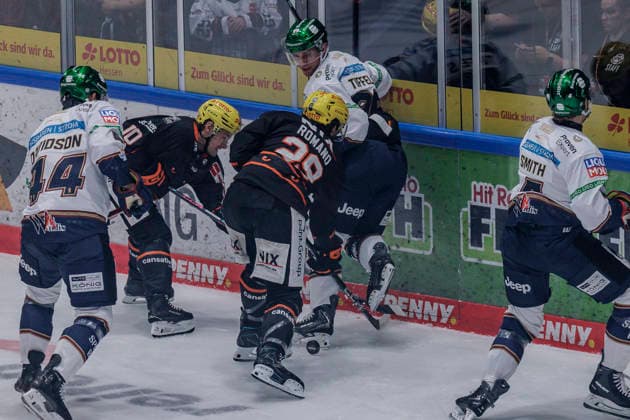 PENNY DEL: Löwen Frankfurt - Eisbären Berlin, 02.10.2026 Anthony Romano (Löwen Frankfurt 29) und Brandon Biro (Löwen Frankfurt 10) und .b96. und Brandon Davidson (Eisbären Berlin 44) kämpfen um den Puck, Löwen Frankfurt - Eisbären Berlin, Frankfurt, NIX Eissporthalle, 2.10.2026 Copyright: xBEAUTIFULxSPORTS Gawlikx