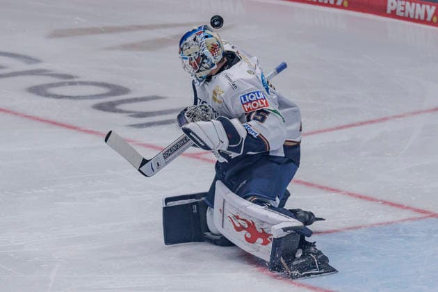 PENNY DEL: Löwen Frankfurt - Eisbären Berlin, 02.10.2026 Jonas Neffin (Eisbären Berlin 75) wehrt einen Puck ab, Löwen Frankfurt - Eisbären Berlin, Frankfurt, NIX Eissporthalle, 2.10.2026 Copyright: xBEAUTIFULxSPORTS Gawlikx