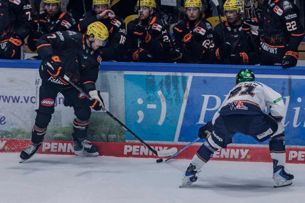 PENNY DEL: Löwen Frankfurt - Eisbären Berlin, 02.10.2026 Ty Glover (Löwen Frankfurt 7) und Tobias Krestan (Eisbären Berlin 91) kämpfen um den Puck, Löwen Frankfurt - Eisbären Berlin, Frankfurt, NIX Eissporthalle, 2.10.2026 Copyright: xBEAUTIFULxSPORTS Gawlikx