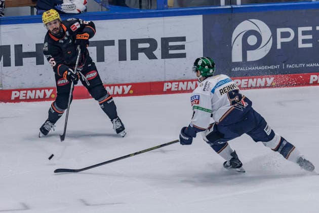 PENNY DEL: Löwen Frankfurt - Eisbären Berlin, 02.10.2026 Cameron Brace (Löwen Frankfurt 86) spielt den Puck an Mitch Reinke (Eisbären Berlin 5) vorbei, Löwen Frankfurt - Eisbären Berlin, Frankfurt, NIX Eissporthalle, 2.10.2026 Copyright: xBEAUTIFULxSPORTS Gawlikx