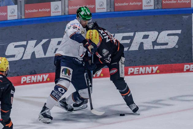 PENNY DEL: Löwen Frankfurt - Eisbären Berlin, 02.10.2026 Markus Vikingstad (Eisbären Berlin 37) und Matej Leden (Löwen Frankfurt 33) kämpfen um den Puck, Löwen Frankfurt - Eisbären Berlin, Frankfurt, NIX Eissporthalle, 2.10.2026 Copyright: xBEAUTIFULxSPORTS Gawlikx