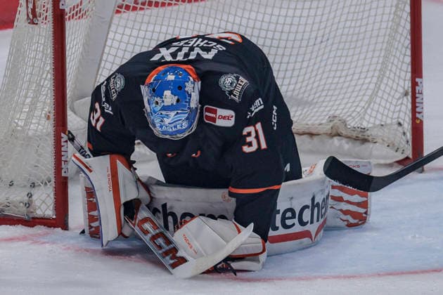 PENNY DEL: Löwen Frankfurt - Eisbären Berlin, 02.10.2026 Adam Scheel (Löwen Frankfurt 31) hält den Pck fest, sichert den Puck, Löwen Frankfurt - Eisbären Berlin, Frankfurt, NIX Eissporthalle, 2.10.2026 Copyright: xBEAUTIFULxSPORTS Gawlikx