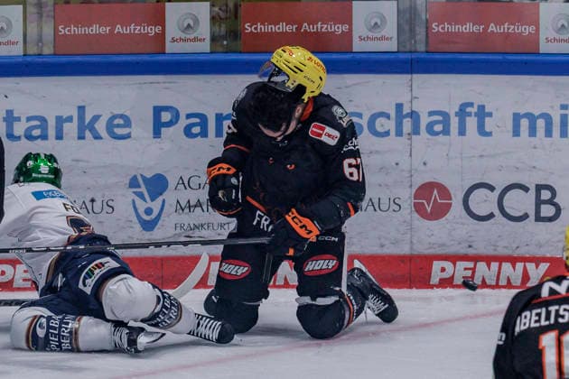 PENNY DEL: Löwen Frankfurt - Eisbären Berlin, 02.10.2026 Matthew Wedman (Löwen Frankfurt 67) verliert den Helm, Löwen Frankfurt - Eisbären Berlin, Frankfurt, NIX Eissporthalle, 2.10.2026 Copyright: xBEAUTIFULxSPORTS Gawlikx