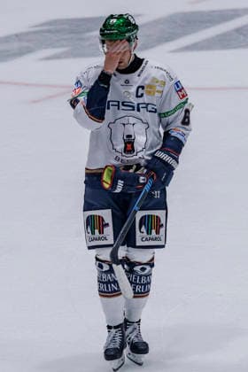 PENNY DEL: Löwen Frankfurt - Eisbären Berlin, 02.10.2026 Kai Wissmann (Eisbären Berlin 6) hält sich die Hand vors GEsicht, Löwen Frankfurt - Eisbären Berlin, Frankfurt, NIX Eissporthalle, 2.10.2026 Copyright: xBEAUTIFULxSPORTS Gawlikx