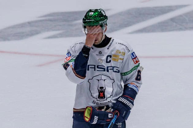 PENNY DEL: Löwen Frankfurt - Eisbären Berlin, 02.10.2026 Kai Wissmann (Eisbären Berlin 6) hält sich die Hand vors GEsicht, Löwen Frankfurt - Eisbären Berlin, Frankfurt, NIX Eissporthalle, 2.10.2026 Copyright: xBEAUTIFULxSPORTS Gawlikx