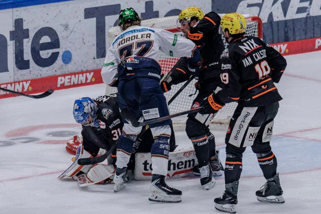 PENNY DEL: Löwen Frankfurt - Eisbären Berlin, 02.10.2026 Adam Scheel (Löwen Frankfurt 31) sichert den Puck vor Eric Hördler (Eisbären Berlin 77), Löwen Frankfurt - Eisbären Berlin, Frankfurt, NIX Eissporthalle, 2.10.2026 Copyright: xBEAUTIFULxSPORTS Gawlikx