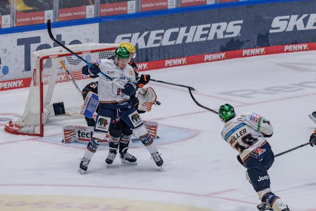 PENNY DEL: Löwen Frankfurt - Eisbären Berlin, 02.10.2026 Jonas Müller (Eisbären Berlin 18) schießt den Puck aufs Tor, f31. hält den Handschuh raus und Leonhard Pföderl (Eisbären Berlin 93) und Maksim Matushkin (Löwen Frankfurt 52) stehen vor dem Tor im zweikampf, Löwen Frankfurt - Eisbären Berlin, Frankfurt, NIX Eissporthalle, 2.10.2026 Copyright: xBEAUTIFULxSPORTS Gawlikx