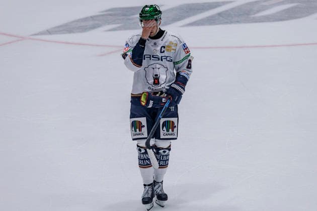 PENNY DEL: Löwen Frankfurt - Eisbären Berlin, 02.10.2026 Kai Wissmann (Eisbären Berlin 6) hält sich die Hand vors GEsicht, Löwen Frankfurt - Eisbären Berlin, Frankfurt, NIX Eissporthalle, 2.10.2026 Copyright: xBEAUTIFULxSPORTS Gawlikx