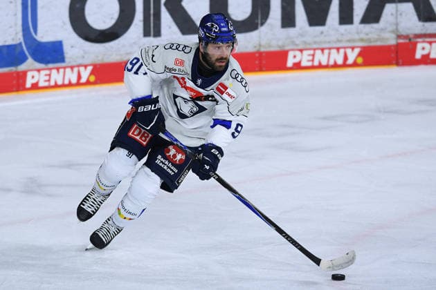 Eishockey Penny DEL 5. Spieltag Krefeld Pinguine - ERC Ingolstadt am 02.10.2026 in der Yayla Arena in Krefeld Riley Sheen ( Ingolstadt ) Gemäß den Vorgaben der DEL Deutsche Eishockey Liga ist die Publikation und Weiterverwertung der Aufnahmen in elektronischen Medien und Endgeräten aller Art während des laufenden Spiels nicht zulässig.