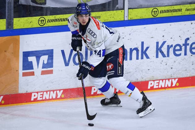 Eishockey Penny DEL 5. Spieltag Krefeld Pinguine - ERC Ingolstadt am 02.10.2026 in der Yayla Arena in Krefeld Emil Kvernmo Wasenden ( Ingolstadt ) Gemäß den Vorgaben der DEL Deutsche Eishockey Liga ist die Publikation und Weiterverwertung der Aufnahmen in elektronischen Medien und Endgeräten aller Art während des laufenden Spiels nicht zulässig.