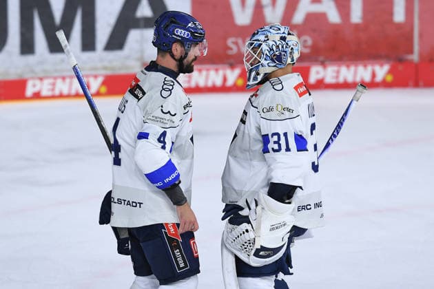 Eishockey Penny DEL 5. Spieltag Krefeld Pinguine - ERC Ingolstadt am 02.10.2026 in der Yayla Arena in Krefeld Morgan Ellis ( Ingolstadt ), links - Devin Williams ( Ingolstadt ), rechts Gemäß den Vorgaben der DEL Deutsche Eishockey Liga ist die Publikation und Weiterverwertung der Aufnahmen in elektronischen Medien und Endgeräten aller Art während des laufenden Spiels nicht zulässig.