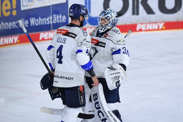Eishockey Penny DEL 5. Spieltag Krefeld Pinguine - ERC Ingolstadt am 02.10.2026 in der Yayla Arena in Krefeld Morgan Ellis ( Ingolstadt ), links - Devin Williams ( Ingolstadt ), rechts Gemäß den Vorgaben der DEL Deutsche Eishockey Liga ist die Publikation und Weiterverwertung der Aufnahmen in elektronischen Medien und Endgeräten aller Art während des laufenden Spiels nicht zulässig.