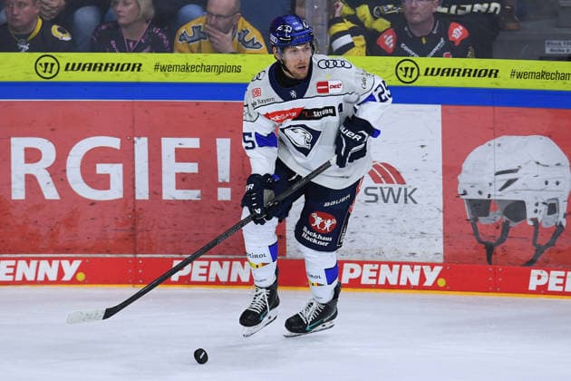 Eishockey Penny DEL 5. Spieltag Krefeld Pinguine - ERC Ingolstadt am 02.10.2026 in der Yayla Arena in Krefeld Leon Hüttl ( Ingolstadt ) Gemäß den Vorgaben der DEL Deutsche Eishockey Liga ist die Publikation und Weiterverwertung der Aufnahmen in elektronischen Medien und Endgeräten aller Art während des laufenden Spiels nicht zulässig.