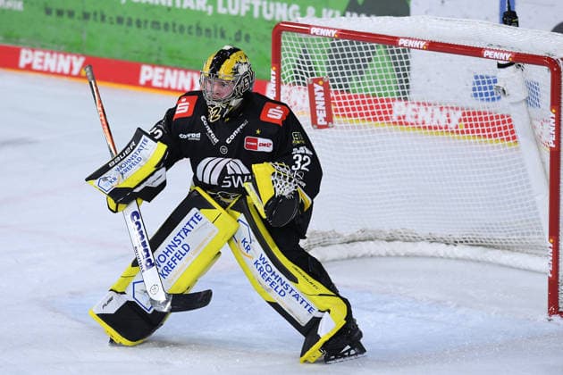 Eishockey Penny DEL 5. Spieltag Krefeld Pinguine - ERC Ingolstadt am 02.10.2026 in der Yayla Arena in Krefeld Juha Jatkola ( Krefeld ) Gemäß den Vorgaben der DEL Deutsche Eishockey Liga ist die Publikation und Weiterverwertung der Aufnahmen in elektronischen Medien und Endgeräten aller Art während des laufenden Spiels nicht zulässig.