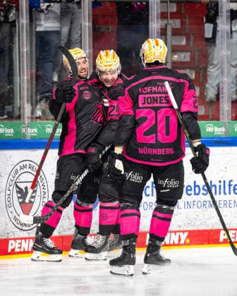02.10.2026 - Eishockey - Saison 2026 2027 - Penny DEL - Nürnberg Ice Tigers Icetigers - Schwenninger Wild Wings Schwenningen - ThHa - xthxhax - Torjubel, Freude, Jubel Evan Barratt (10, Nürnberg Ice Tigers, NIT ) William Dufour (25, Nürnberg Ice Tigers, NIT ) Ryan Jones (20, Nürnberg Ice Tigers, NIT )