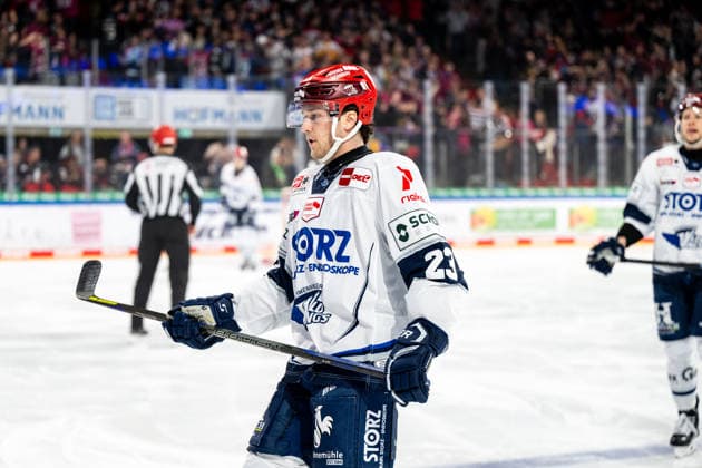 02.10.2026 - Eishockey - Saison 2026 2027 - Penny DEL - Nürnberg Ice Tigers Icetigers - Schwenninger Wild Wings Schwenningen - ThHa - xthxhax - Reed Lebster (23, Schwenninger Wild Wings, SWW ) traurig, enttäuscht
