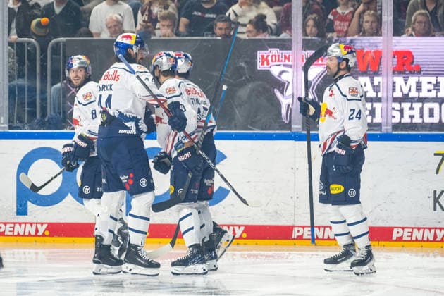 Die Muenchener Spieler bejubeln das Tor zum 3:1. Koelner Haie vs. EHC Red Bull Muenchen, Eishockey, Penny DEL, 05. Spieltag, Saison 2026 2027, 02.10.2026 Koelner Haie vs. EHC Red Bull Muenchen, Eishockey, Penny DEL, 05. Spieltag, Saison 2026 2027, 02.10.2026 Koeln Copyright: xEibner-Pressefoto ThomasxHaeslerx EP_THR