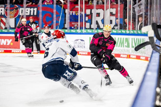 02.10.2026 - Eishockey - Saison 2026 2027 - Penny DEL - Nürnberg Ice Tigers Icetigers - Schwenninger Wild Wings Schwenningen - ThHa - xthxhax - Alex Peters (6, Schwenninger Wild Wings, SWW ) Noah Samanski (8, Nürnberg Ice Tigers, NIT )