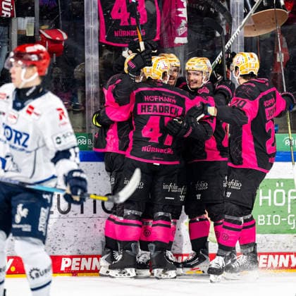 02.10.2026 - Eishockey - Saison 2026 2027 - Penny DEL - Nürnberg Ice Tigers Icetigers - Schwenninger Wild Wings Schwenningen - ThHa - xthxhax - Torjubel, Freude, Jubel Jake Ustorf (48, Nürnberg Ice Tigers, NIT ) Thomas Heigl (49, Nürnberg Ice Tigers, NIT ) Jackson Cates (26, Nürnberg Ice Tigers, NIT ) und Teamkollegen