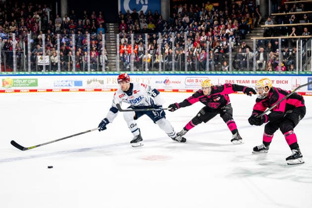 02.10.2026 - Eishockey - Saison 2026 2027 - Penny DEL - Nürnberg Ice Tigers Icetigers - Schwenninger Wild Wings Schwenningen - ThHa - xthxhax - Alex Peters (6, Schwenninger Wild Wings, SWW ) Austin Magera (19, Nürnberg Ice Tigers, NIT ) Tyler Spezia (37, Nürnberg Ice Tigers, NIT )
