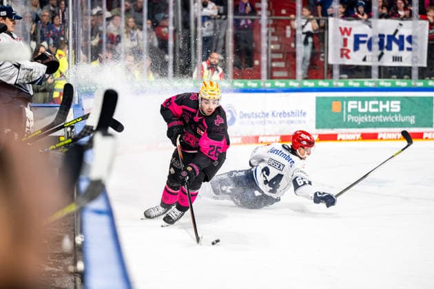 02.10.2026 - Eishockey - Saison 2026 2027 - Penny DEL - Nürnberg Ice Tigers Icetigers - Schwenninger Wild Wings Schwenningen - ThHa - xthxhax - Jackson Cates (26, Nürnberg Ice Tigers, NIT ) Boaz Bassen (64, Schwenninger Wild Wings, SWW )