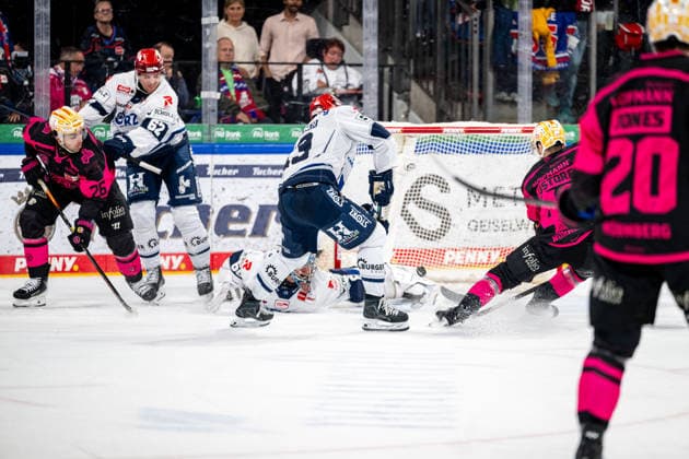 02.10.2026 - Eishockey - Saison 2026 2027 - Penny DEL - Nürnberg Ice Tigers Icetigers - Schwenninger Wild Wings Schwenningen - ThHa - xthxhax - Tor von Jake Ustorf (48, Nürnberg Ice Tigers, NIT ) gegen Joacim Eriksson (60, Schwenninger Wild Wings, SWW )