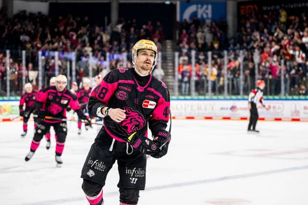 02.10.2026 - Eishockey - Saison 2026 2027 - Penny DEL - Nürnberg Ice Tigers Icetigers - Schwenninger Wild Wings Schwenningen - ThHa - xthxhax - Torjubel, Freude, Jubel Jake Ustorf (48, Nürnberg Ice Tigers, NIT )