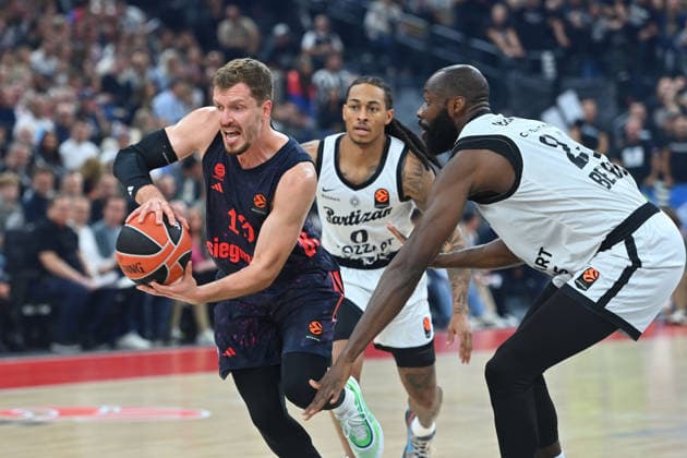 Andreas OBST (FCB). Aktion,Zweikampf gegen Tonye Frank Jekiri (Belgrad), Basketball Euro League,Saison 2026 2027, FC Bayern Muenchen - Partizan Belgrad am 02.10.2026 , S A P G A R D EN