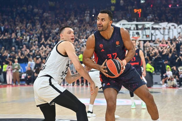 Johannes THIEMANN (FCB), Aktion,Zweikampf. Basketball Euro League,Saison 2026 2027, FC Bayern Muenchen - Partizan Belgrad am 02.10.2026 , S A P G A R D EN