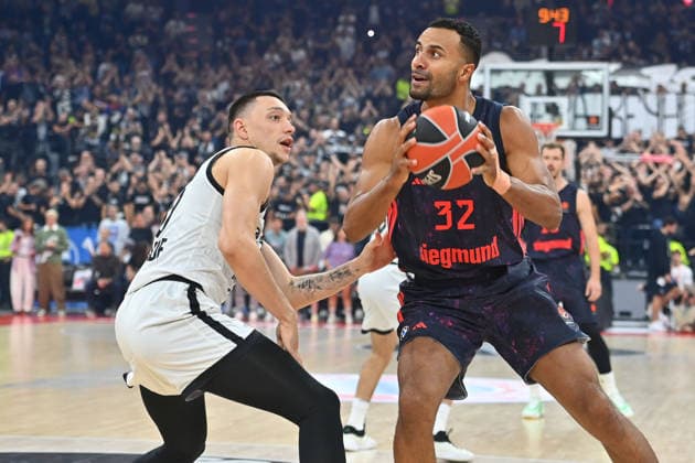 Johannes THIEMANN (FCB), Aktion,Zweikampf. Basketball Euro League,Saison 2026 2027, FC Bayern Muenchen - Partizan Belgrad am 02.10.2026 , S A P G A R D EN