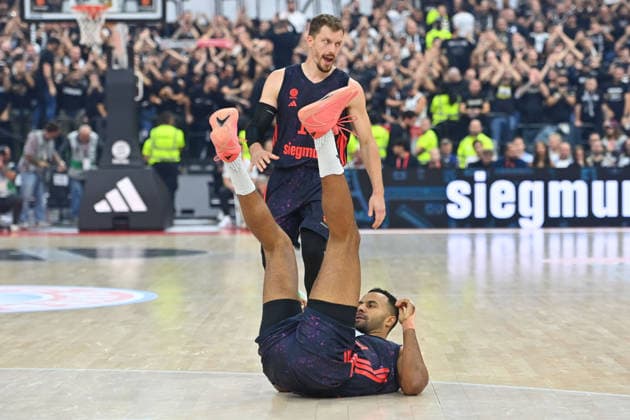 Johannes THIEMANN (FCB) kommt zu Fall, hi:Andreas OBST (FCB). Basketball Euro League,Saison 2026 2027, FC Bayern Muenchen - Partizan Belgrad am 02.10.2026 , S A P G A R D EN
