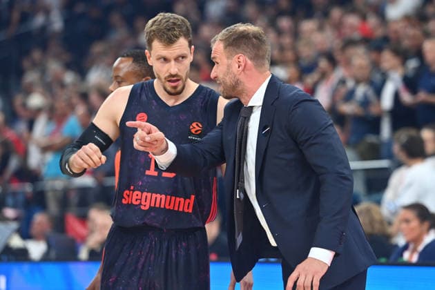 Trainer Anton GAVEL (FCB) mit Andreas OBST (FCB), Gestik,gibt Anweisungen, Basketball Euro League,Saison 2026 2027, FC Bayern Muenchen - Partizan Belgrad am 02.10.2026 , S A P G A R D EN