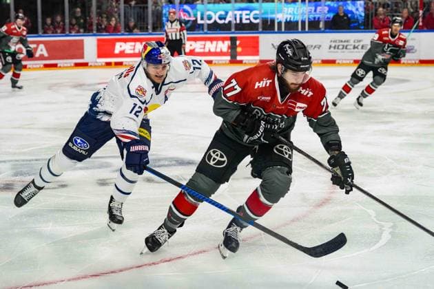 Eishockey Penny-DEL 5.Spieltag Kölner Haie - EHC Red Bull München am 02.10.2026 in der Lanxess Arena in Köln Brady Ferguson ( Müncen ), links - Ryan Macinnis ( Köln ), rechts Gemäß den Vorgaben der DEL Deutsche Eishockey Liga ist die Publikation und Weiterverwertung der Aufnahmen in elektronischen Medien und Endgeräten aller Art während des laufenden Spiels nicht zulässig.