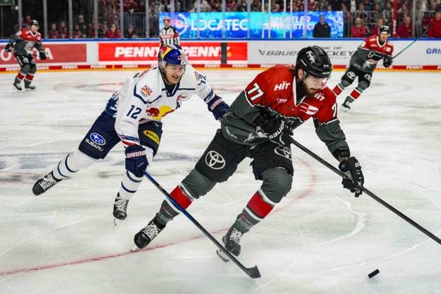 Eishockey Penny-DEL 5.Spieltag Kölner Haie - EHC Red Bull München am 02.10.2026 in der Lanxess Arena in Köln Brady Ferguson ( Müncen ), links - Ryan Macinnis ( Köln ), rechts Gemäß den Vorgaben der DEL Deutsche Eishockey Liga ist die Publikation und Weiterverwertung der Aufnahmen in elektronischen Medien und Endgeräten aller Art während des laufenden Spiels nicht zulässig.