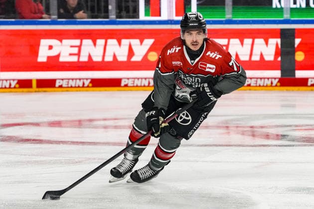 Eishockey Penny-DEL 5.Spieltag Kölner Haie - EHC Red Bull München am 02.10.2026 in der Lanxess Arena in Köln Brady Ferguson ( Müncen ), links - Ryan Macinnis ( Köln ), rechts Gemäß den Vorgaben der DEL Deutsche Eishockey Liga ist die Publikation und Weiterverwertung der Aufnahmen in elektronischen Medien und Endgeräten aller Art während des laufenden Spiels nicht zulässig.