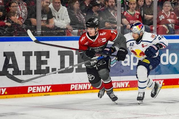 Eishockey Penny-DEL 5.Spieltag Kölner Haie - EHC Red Bull München am 02.10.2026 in der Lanxess Arena in Köln Carlos Händel ( Köln ), links - Yasin Ehliz ( München ), rechts Gemäß den Vorgaben der DEL Deutsche Eishockey Liga ist die Publikation und Weiterverwertung der Aufnahmen in elektronischen Medien und Endgeräten aller Art während des laufenden Spiels nicht zulässig.