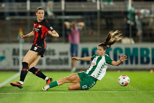 Fußball I Frauen I Saison 2026-2027 I Bundesliga I Bayer 04 Leverkusen - Werder Bremen I 02.10.2026 Luna Vanzeir (13, Werder Bremen) mit einer Grätsche gegen Selina Ostermeier (2, Bayer 04 Leverkusen) Leverkusen Ulrich-Haberland-Stadion Nordrhein-Westfalen Deutschland Copyright: xLobeca CedricxSiefkerx
