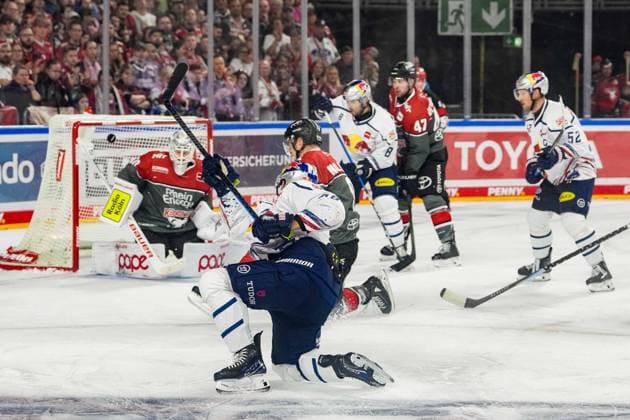 Eishockey Penny-DEL 5.Spieltag Kölner Haie - EHC Red Bull München am 02.10.2026 in der Lanxess Arena in Köln Lucas Thaler ( München ), vorne - erzielt den Treffer zum 1:1 Gemäß den Vorgaben der DEL Deutsche Eishockey Liga ist die Publikation und Weiterverwertung der Aufnahmen in elektronischen Medien und Endgeräten aller Art während des laufenden Spiels nicht zulässig.
