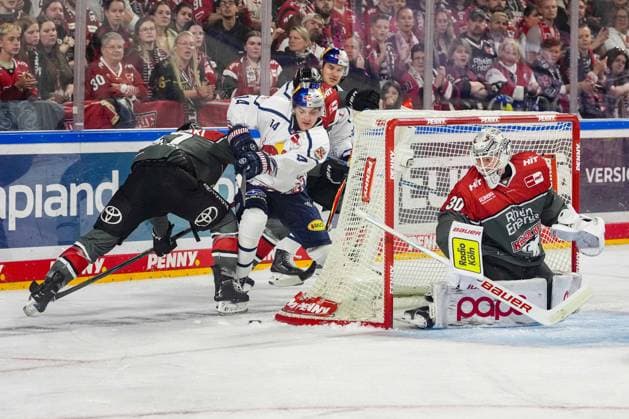 Eishockey Penny-DEL 5.Spieltag Kölner Haie - EHC Red Bull München am 02.10.2026 in der Lanxess Arena in Köln Veli-Matti Vittasmäki ( Köln ), links - Luis Becker ( München ), mitte - Janne Juvonen ( Köln ), rechts Gemäß den Vorgaben der DEL Deutsche Eishockey Liga ist die Publikation und Weiterverwertung der Aufnahmen in elektronischen Medien und Endgeräten aller Art während des laufenden Spiels nicht zulässig.