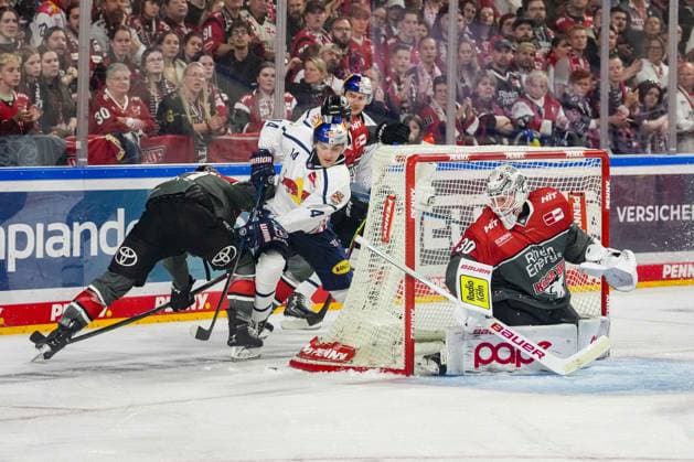 Eishockey Penny-DEL 5.Spieltag Kölner Haie - EHC Red Bull München am 02.10.2026 in der Lanxess Arena in Köln Veli-Matti Vittasmäki ( Köln ), links - Luis Becker ( München ), mitte - Janne Juvonen ( Köln ), rechts Gemäß den Vorgaben der DEL Deutsche Eishockey Liga ist die Publikation und Weiterverwertung der Aufnahmen in elektronischen Medien und Endgeräten aller Art während des laufenden Spiels nicht zulässig.