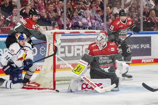 Eishockey Penny-DEL 5.Spieltag Kölner Haie - EHC Red Bull München am 02.10.2026 in der Lanxess Arena in Köln Luis Becker ( München ), links - Veli-Matti Vittasmäki ( Köln ), mitte - Janne Juvonen ( Köln ), rechts Gemäß den Vorgaben der DEL Deutsche Eishockey Liga ist die Publikation und Weiterverwertung der Aufnahmen in elektronischen Medien und Endgeräten aller Art während des laufenden Spiels nicht zulässig.